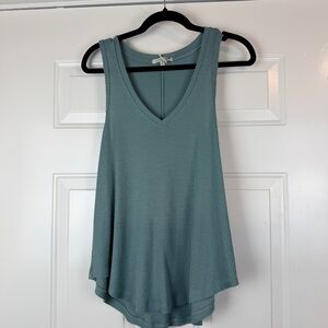 Z Supply green v- neck tank top rounded hem
Sz small